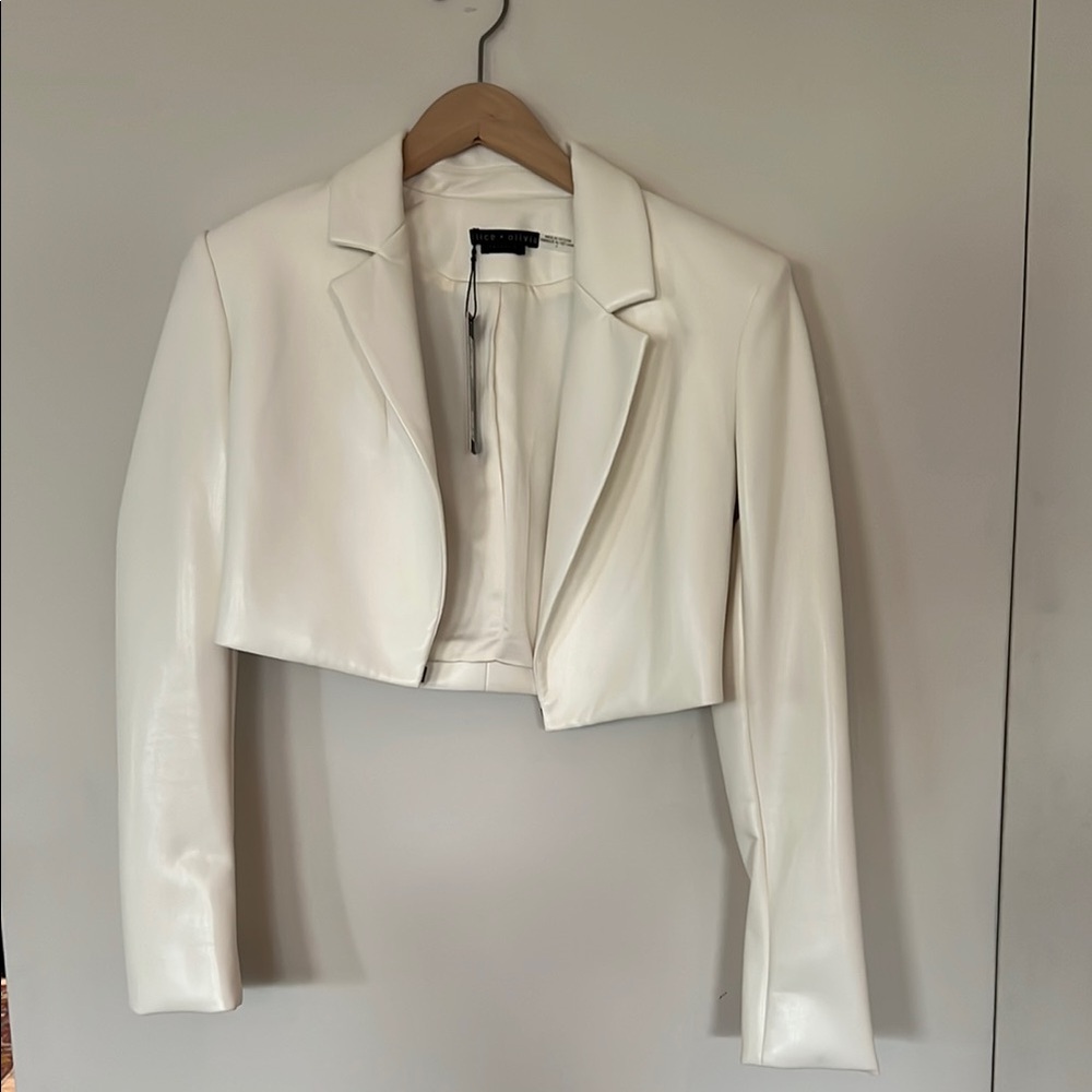 NWT Alice and Olivia Yardley Vegan Leather Women's White Cropped Jacket size 2